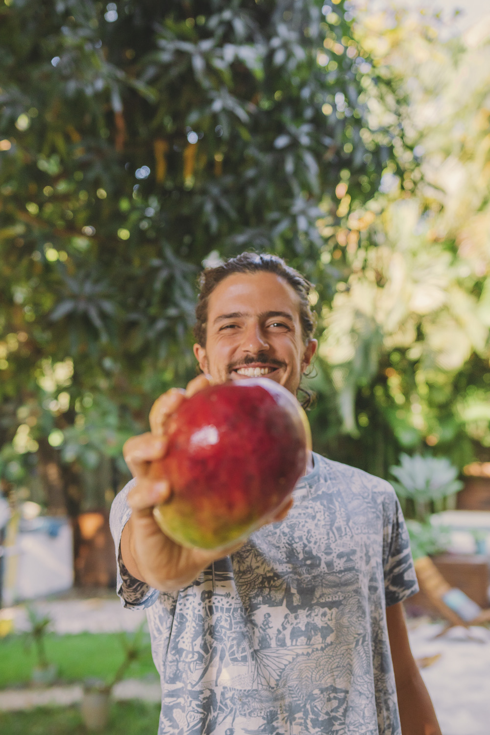 Pedro Miguel con fruta fresca
